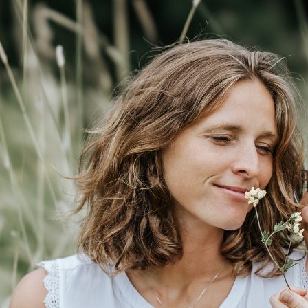 Symbol Verbindung Symbolbild Verbindung – Menschen im Lichtkreis halten sich an den Händen, Sinnbild für Heilung, Mitgefühl und inneres Wachstum