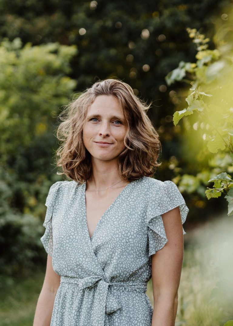 Coach für Persönlichkeitsentwicklung und Potentialentfaltung Portrait einer nachdenklichen Frau – Coaching, Klarheit & persönliche Entwicklung